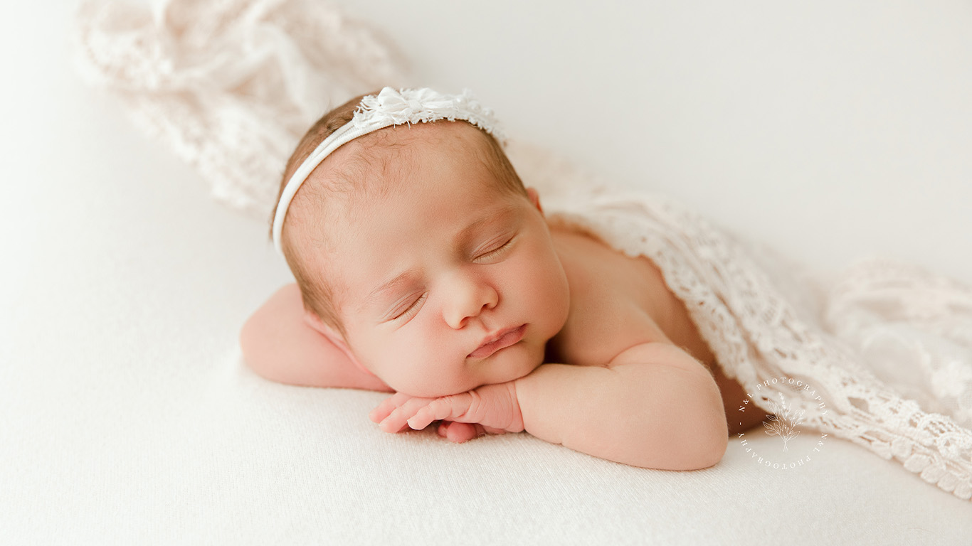 Photographie d'un nouveau-né dans une ambiance bohème - NL Photography - Photographe femmes enceintes et nouveau-né à Toulon