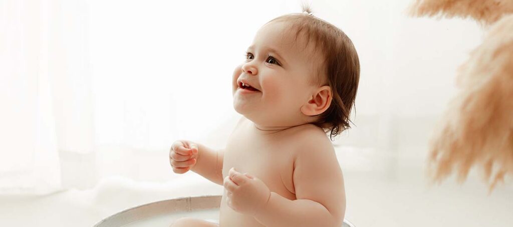 Photo d'un bébé dans une baignoire de lait